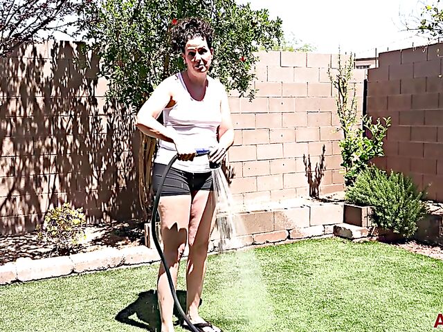 Beth Mckenna - Wet milf outdoor masturbation in the garden