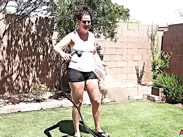 Beth Mckenna - Wet milf outdoor masturbation in the garden