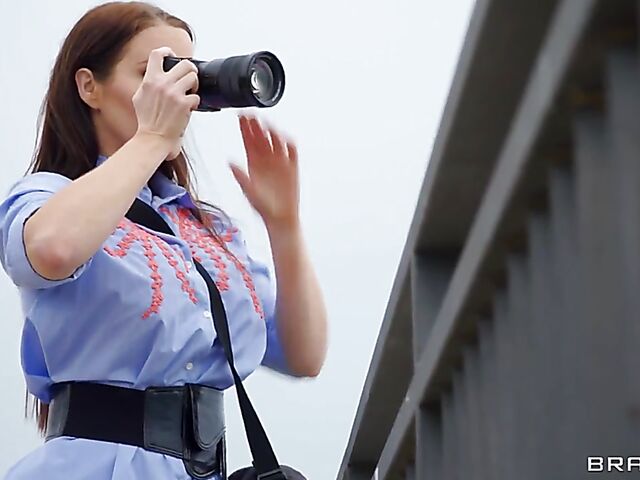 Jada Sparks - Hot MILF seduces a tourist with her assets by the ocean