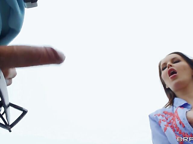 Jada Sparks - Hot MILF seduces a tourist with her assets by the ocean