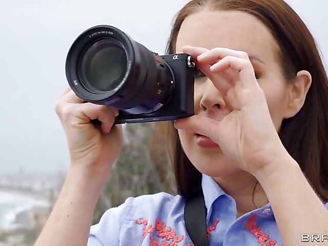 Jada Sparks - Hot MILF seduces a tourist with her assets by the ocean