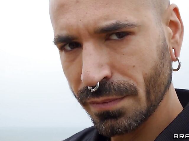 Jada Sparks - Hot MILF seduces a tourist with her assets by the ocean