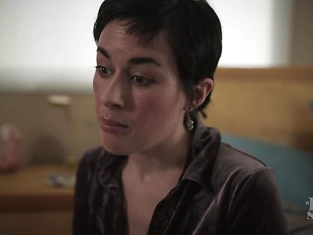 Short hair mom Olive Glass turns on her stepson