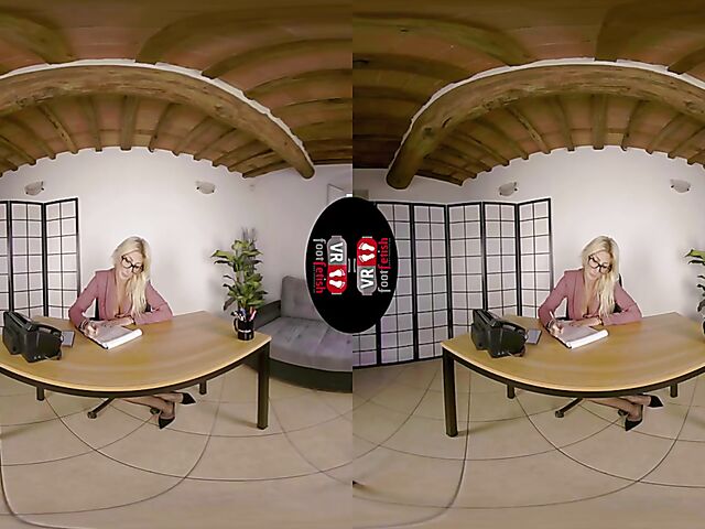 VR foot fetish with blonde-haired secretary Denise Spicy