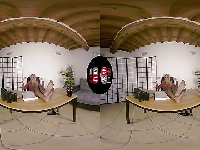 VR foot fetish with blonde-haired secretary Denise Spicy