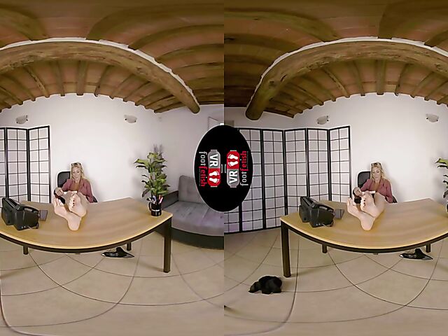 VR foot fetish with blonde-haired secretary Denise Spicy
