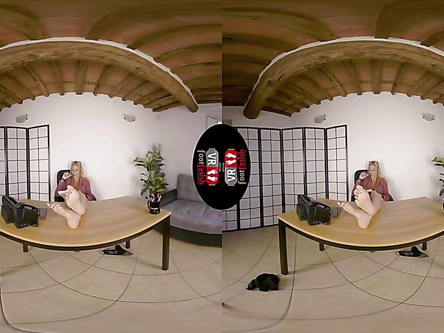 VR foot fetish with blonde-haired secretary Denise Spicy