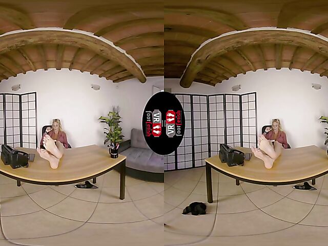 VR foot fetish with blonde-haired secretary Denise Spicy