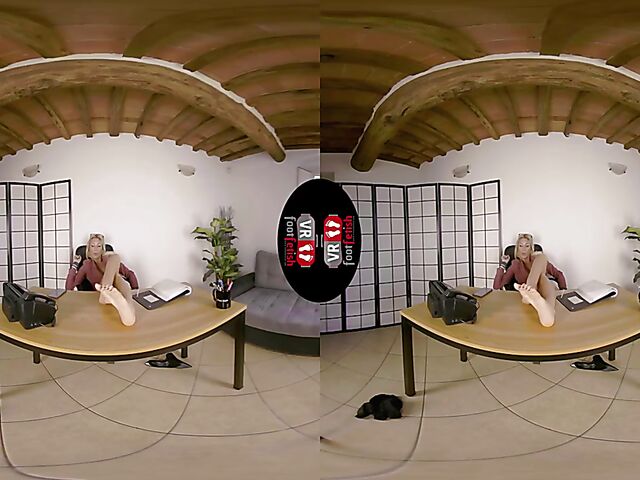 VR foot fetish with blonde-haired secretary Denise Spicy