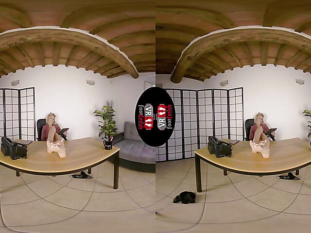 VR foot fetish with blonde-haired secretary Denise Spicy