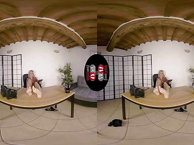 VR foot fetish with blonde-haired secretary Denise Spicy