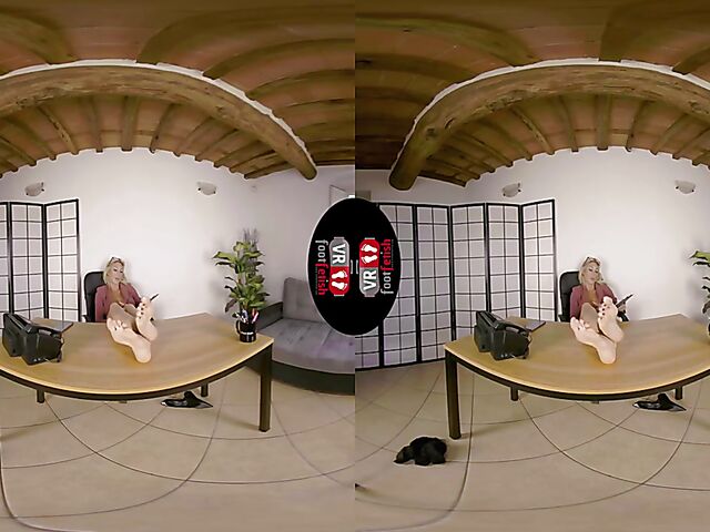 VR foot fetish with blonde-haired secretary Denise Spicy
