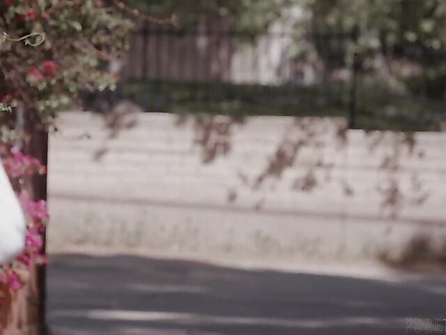 Lesbian cheerleader Jane Wilde and busty schoolgirl Gabbie Carter