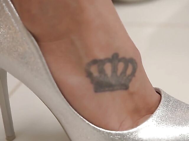 Gorgeous brunette Sasha Rose gets cum on feet