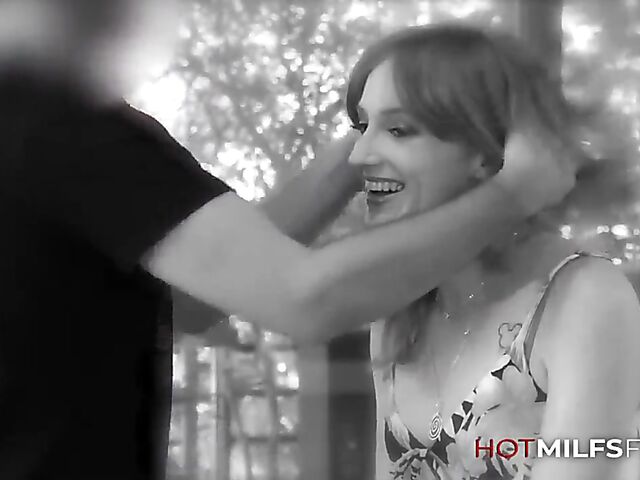 Pale redhead MILF Mona Lisa gets down and dirty