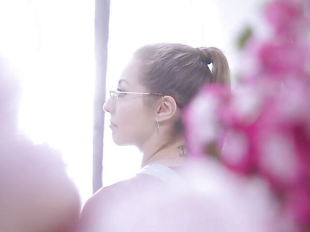 Spencer Bradley & Siri Dahl - Flower delivery for a curvy lesbian