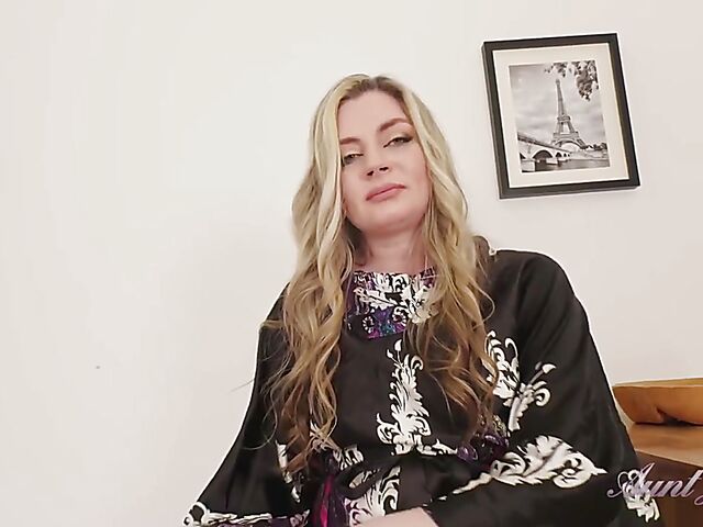 40 plus MILF Greta rubs her pink slit for you