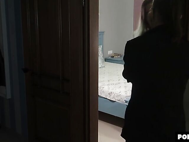 Laruna Mave has a crush on her sisters boyfriend