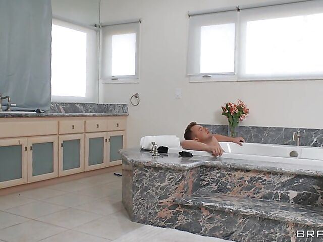 Bathroom fuck in the bathtub with wet and horny Maya Woulfe