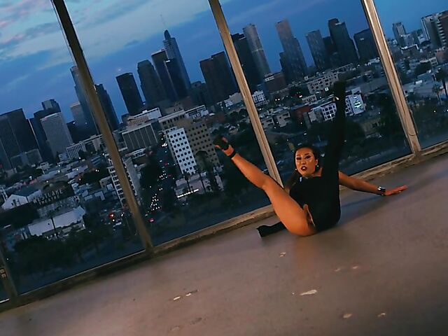 Photoshoot backstage with gorgeous asian pornstar Nicole Doshi