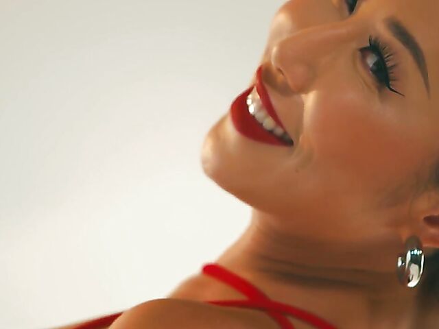 Photoshoot backstage with gorgeous asian pornstar Nicole Doshi