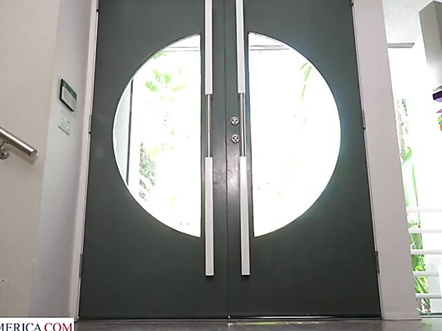 Slimthick Vic is the blonde MILF of your dreams