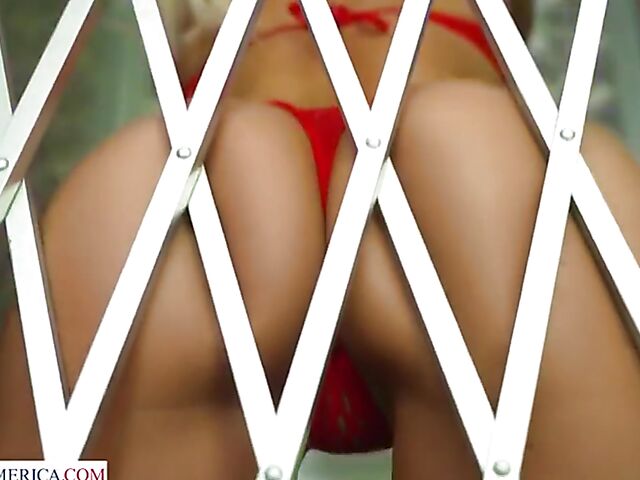 Slimthick Vic is the blonde MILF of your dreams