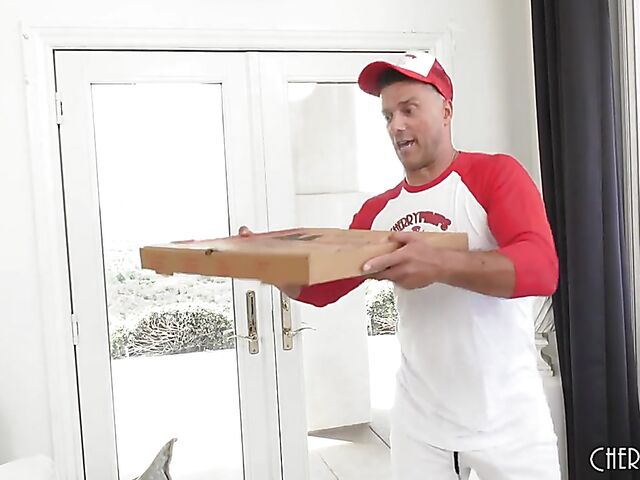 Pizza delivery guy gets seduced by horny Gizelle Blanco
