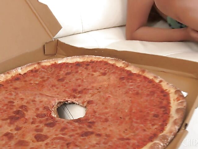 Pizza delivery guy gets seduced by horny Gizelle Blanco