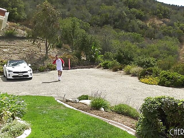 Pizza delivery guy gets seduced by horny Gizelle Blanco