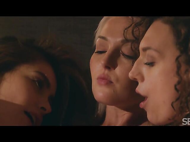 Erotic lesbian trio Lovita Fate, Foxy Alissa and Isabela De Laa