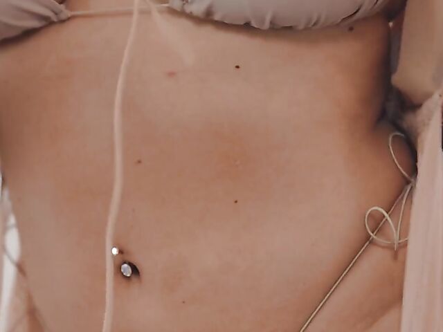 Mona Azar flaunts her big ass and juicy tits