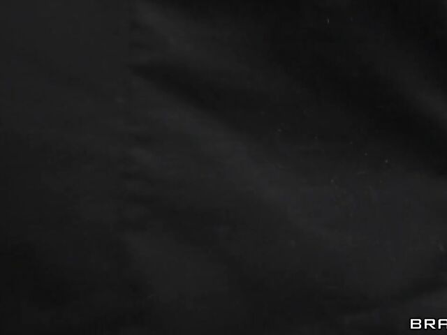 Elegant MILF Alexis Fawx seduces a lucky guy