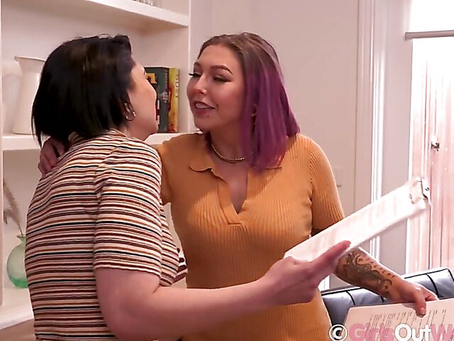 Ivana Liquor & Ripley - Curious about lesbian kiss