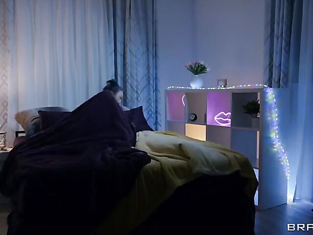 Angela White and Lulu Chu help each other in FFM threesome