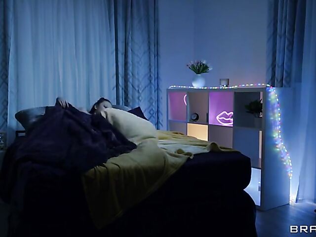 Angela White and Lulu Chu help each other in FFM threesome