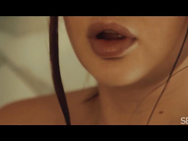 Sofi Otis & Kylie Green - Morning shower and sensual lesbian sex in bed