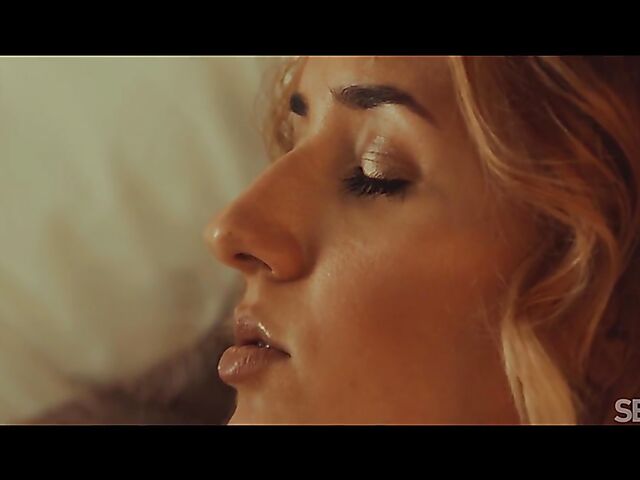 Sofi Otis & Kylie Green - Morning shower and sensual lesbian sex in bed