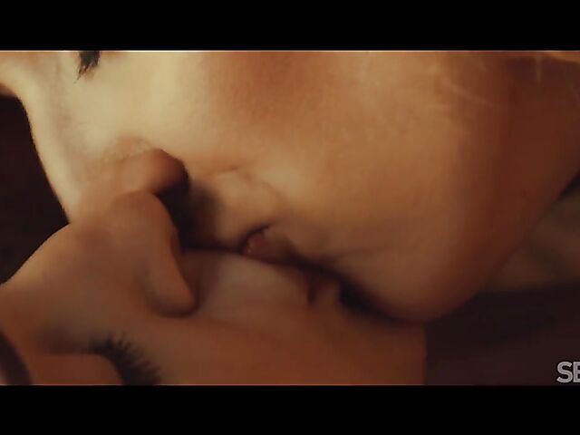 Sofi Otis & Kylie Green - Morning shower and sensual lesbian sex in bed