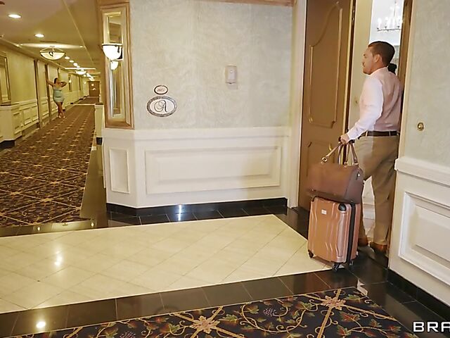 Thick booty and big tits in a hotel room threesome with Arabelle Raphael and Bad Kittyyy