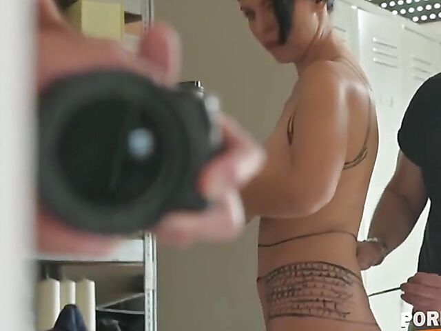 Kira Queen - Body paint fuck with a black guy in the gym