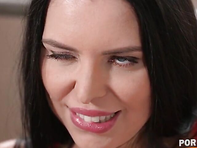 Kira Queen - Body paint fuck with a black guy in the gym