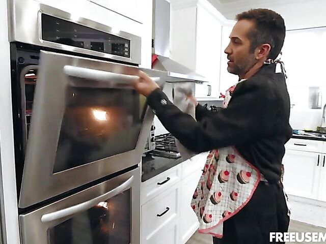 Free use group sex with Dracula featuring Reagan Foxx, Crystal Rush and Kenzie Love