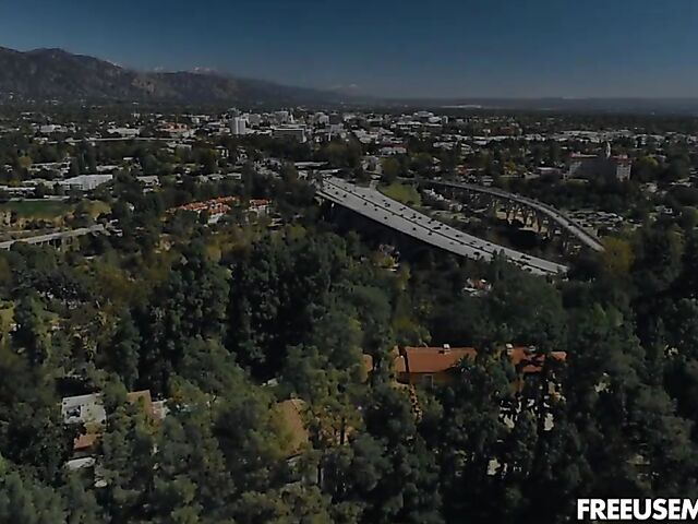 Free use group sex with Dracula featuring Reagan Foxx, Crystal Rush and Kenzie Love