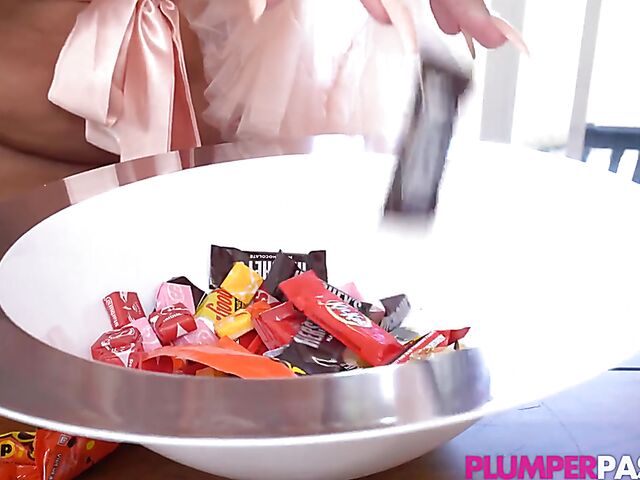 Busty BBW Veronica Jasmine uses her big saggy tits as weapons