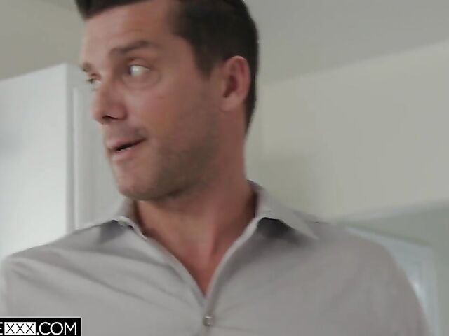 Fake tits babe Dixie Jewel can't wait and gets nailed before breakfast