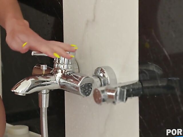 Water masturbation and double penetration with exquisite Ria Sunn