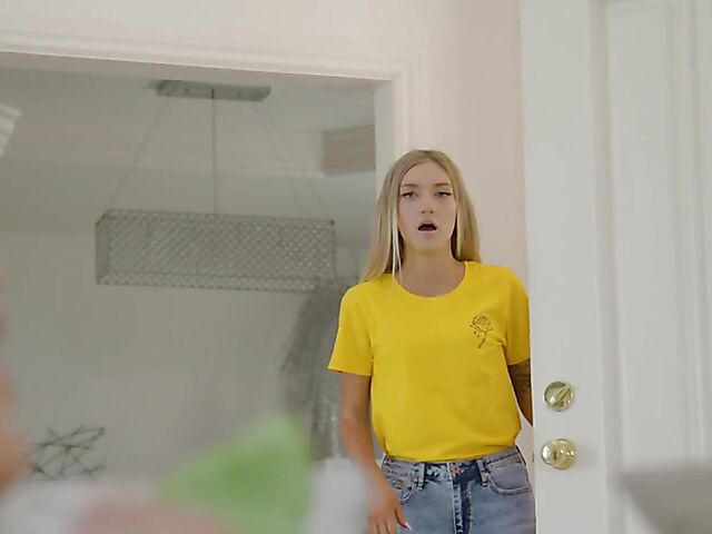 Cheating with natural tits blonde Blake Blossom behind his wife's back