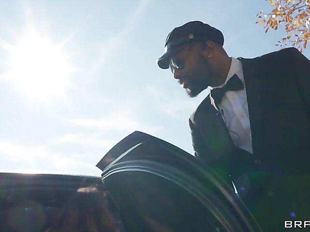 Big tits lady LaSirena69 is horny in a limo