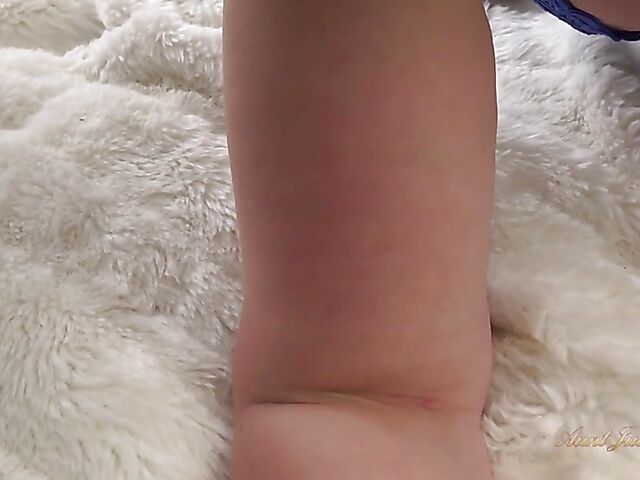 Thick mom plays with her fat pussy right in front of you